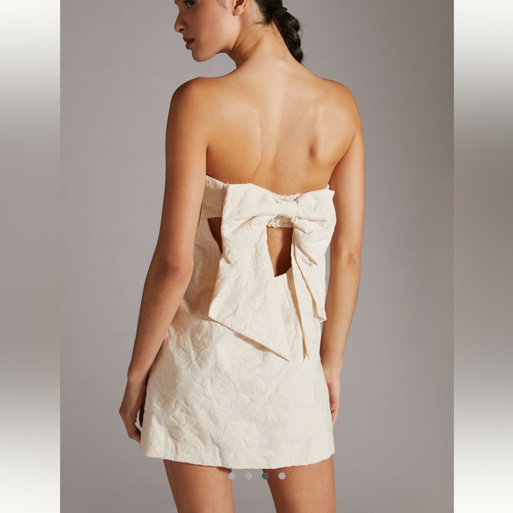 Elegant Ivory Strapless Dress with Bow